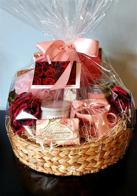 unique luxury gift baskets.